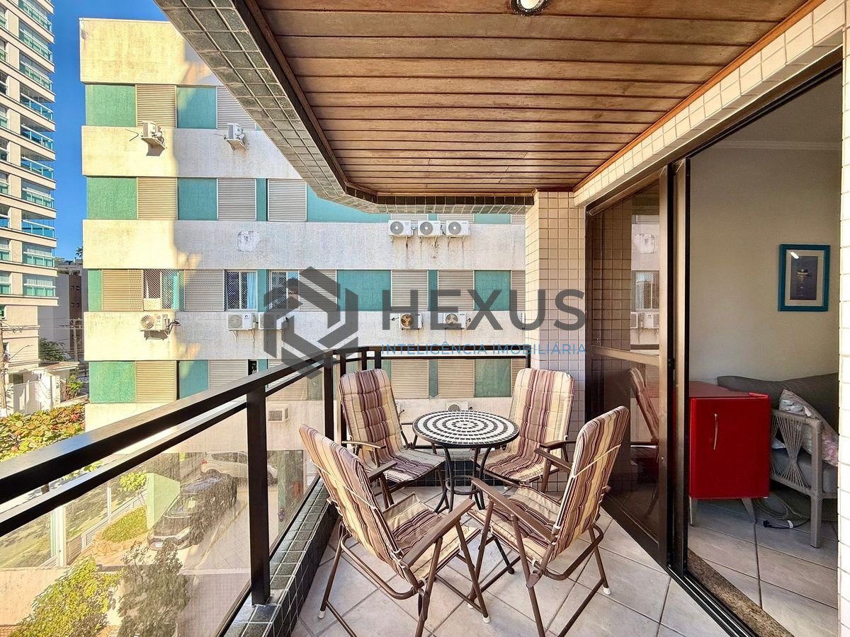 Foto 3 de Apartamento com varanda e lazer a 350m da praia na Enseada, Guarujá