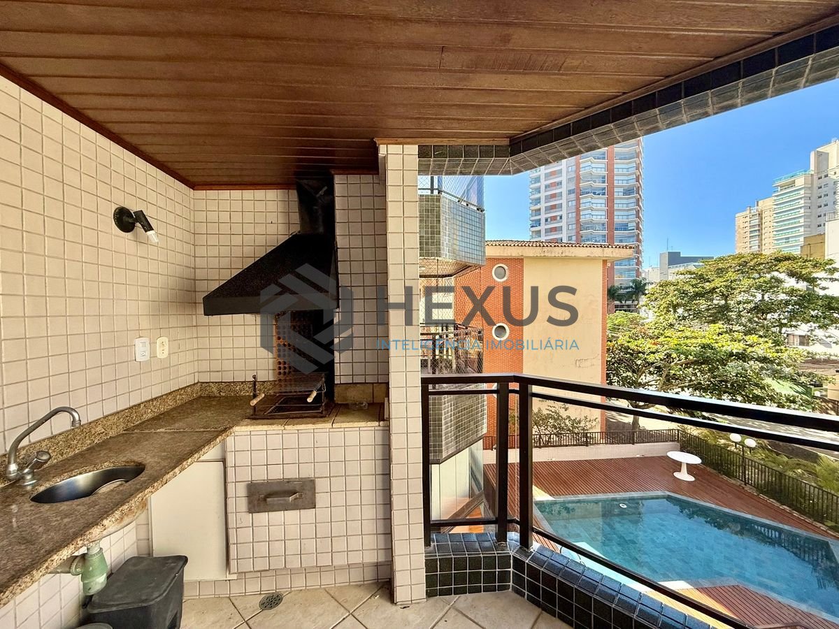 Foto 2 de Apartamento com varanda e lazer a 350m da praia na Enseada, Guarujá