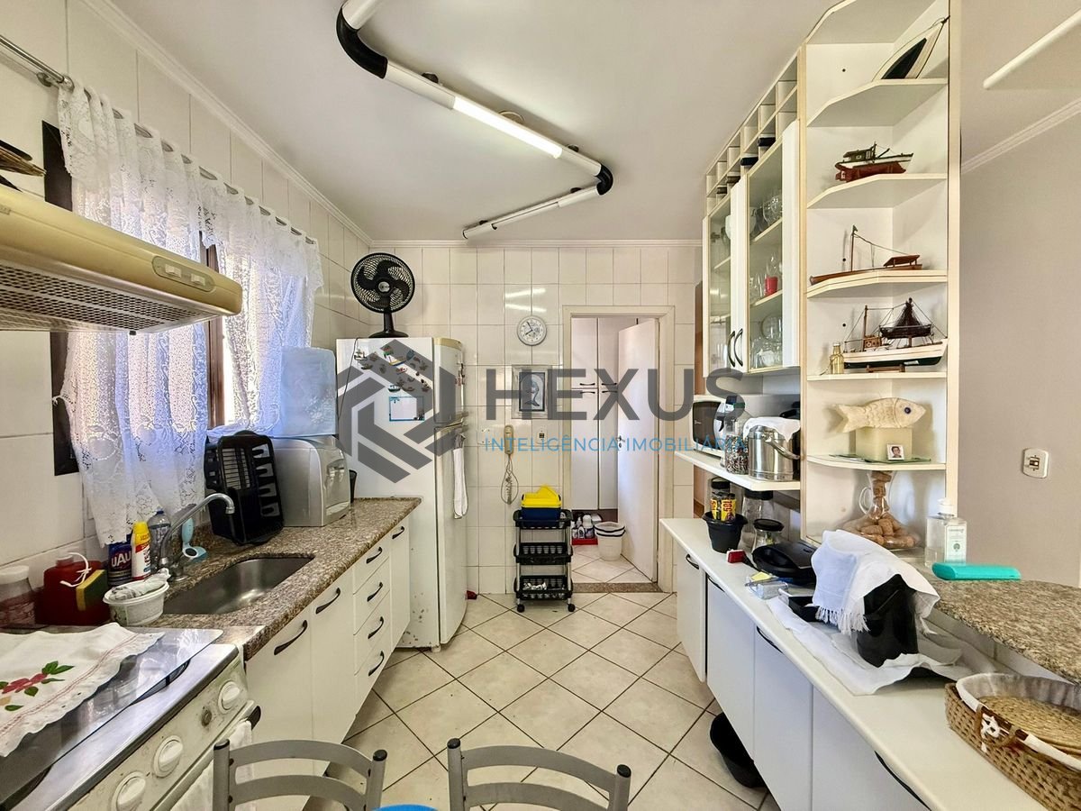 Foto 15 de Apartamento com varanda e lazer a 350m da praia na Enseada, Guarujá