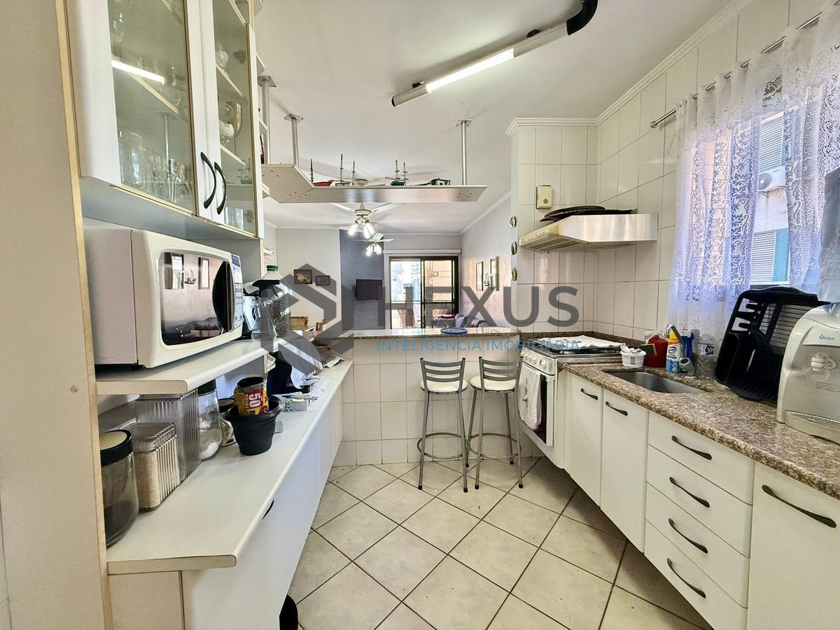 Foto 14 de Apartamento com varanda e lazer a 350m da praia na Enseada, Guarujá