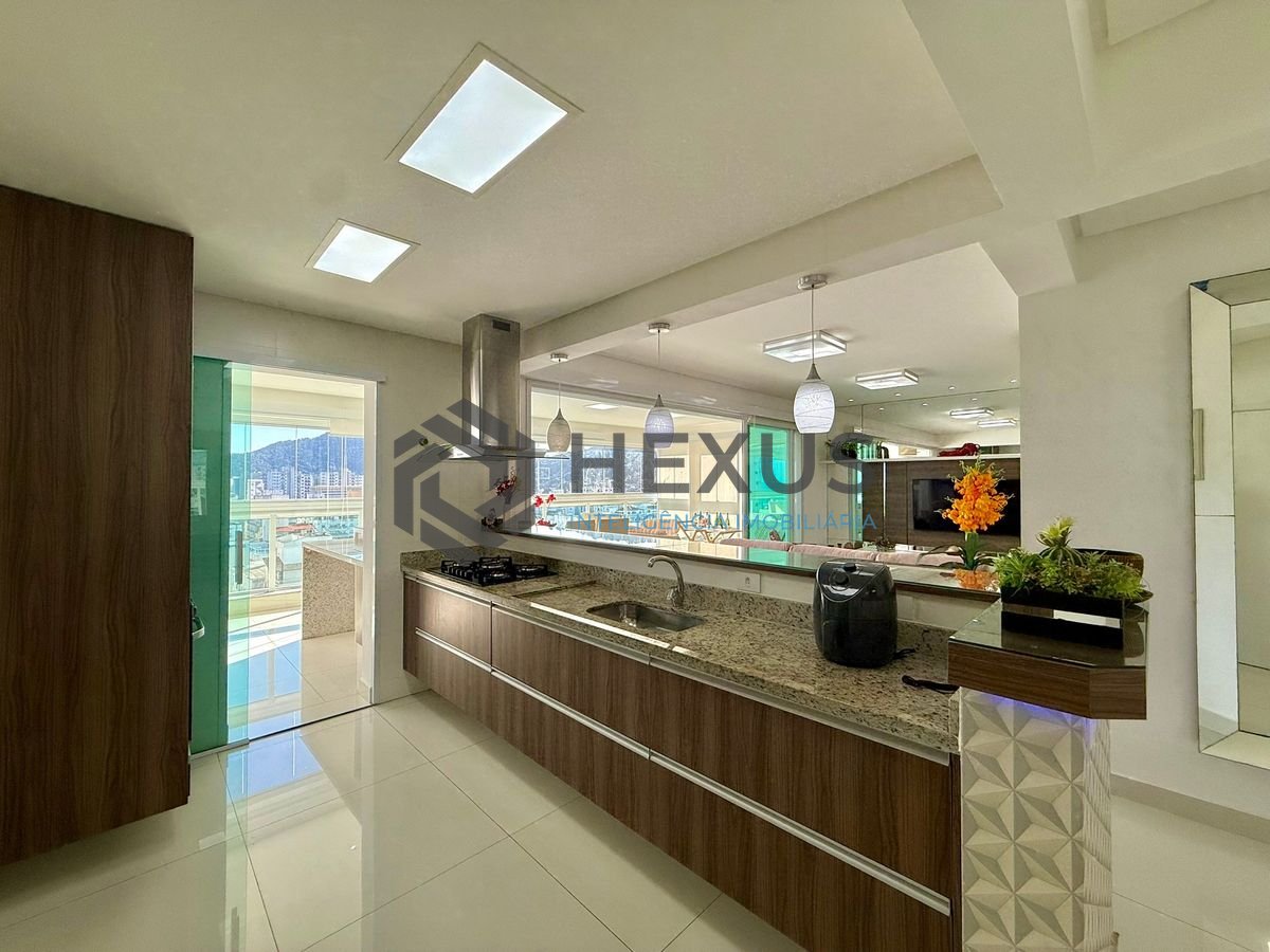 Foto 17 de Apartamento reformado com varanda gourmet vista mar e lazer a 350m da praia na região da Brunela na Enseada, Guarujá