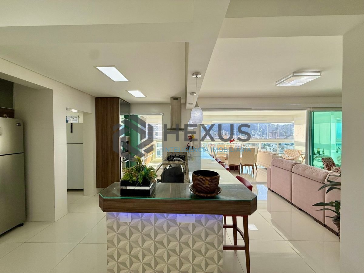 Foto 16 de Apartamento reformado com varanda gourmet vista mar e lazer a 350m da praia na região da Brunela na Enseada, Guarujá