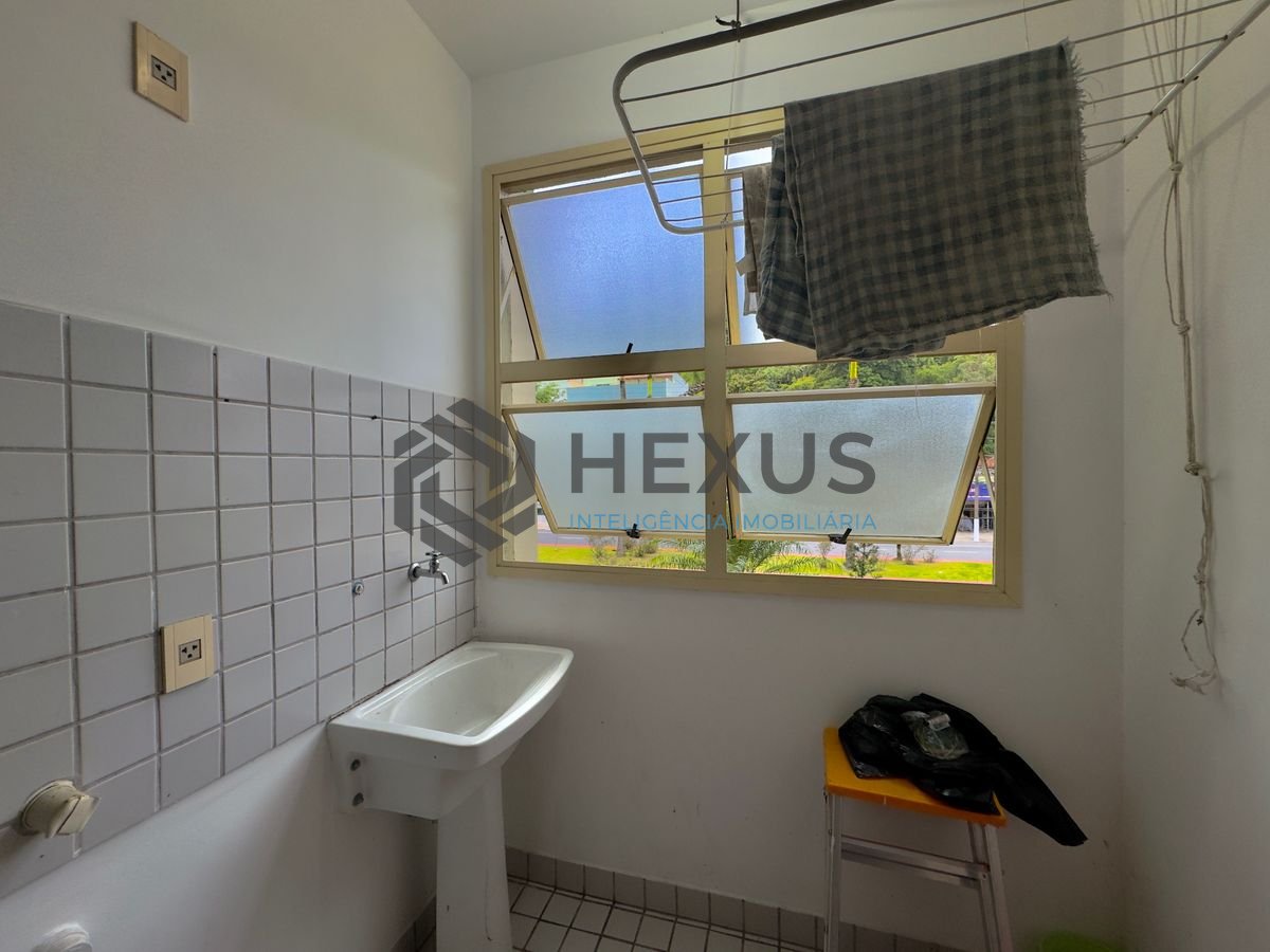 Foto 8 de Apartamento reformado com varanda a 400m da praia na Enseada, Guarujá