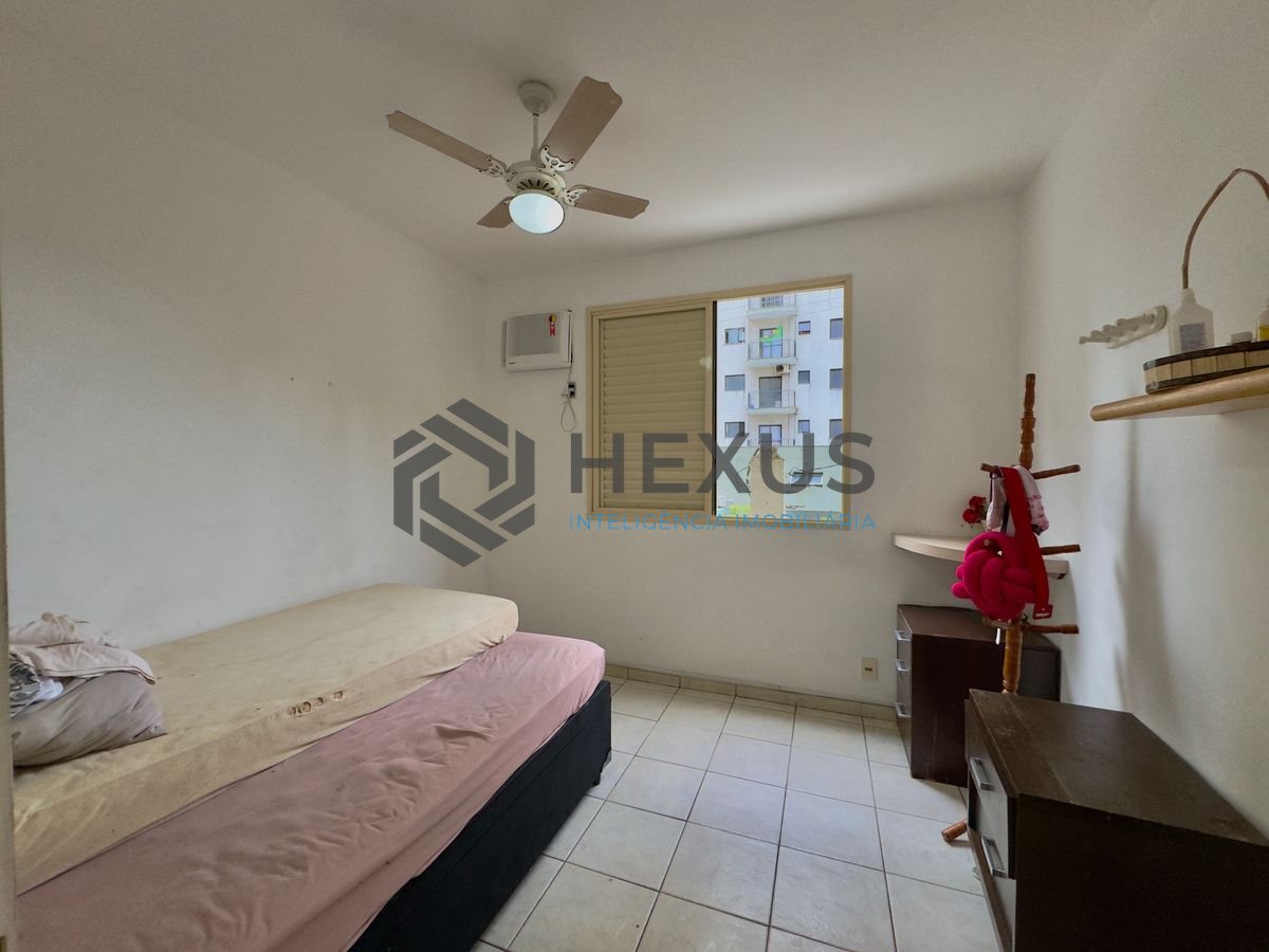 Foto 12 de Apartamento reformado com varanda a 400m da praia na Enseada, Guarujá