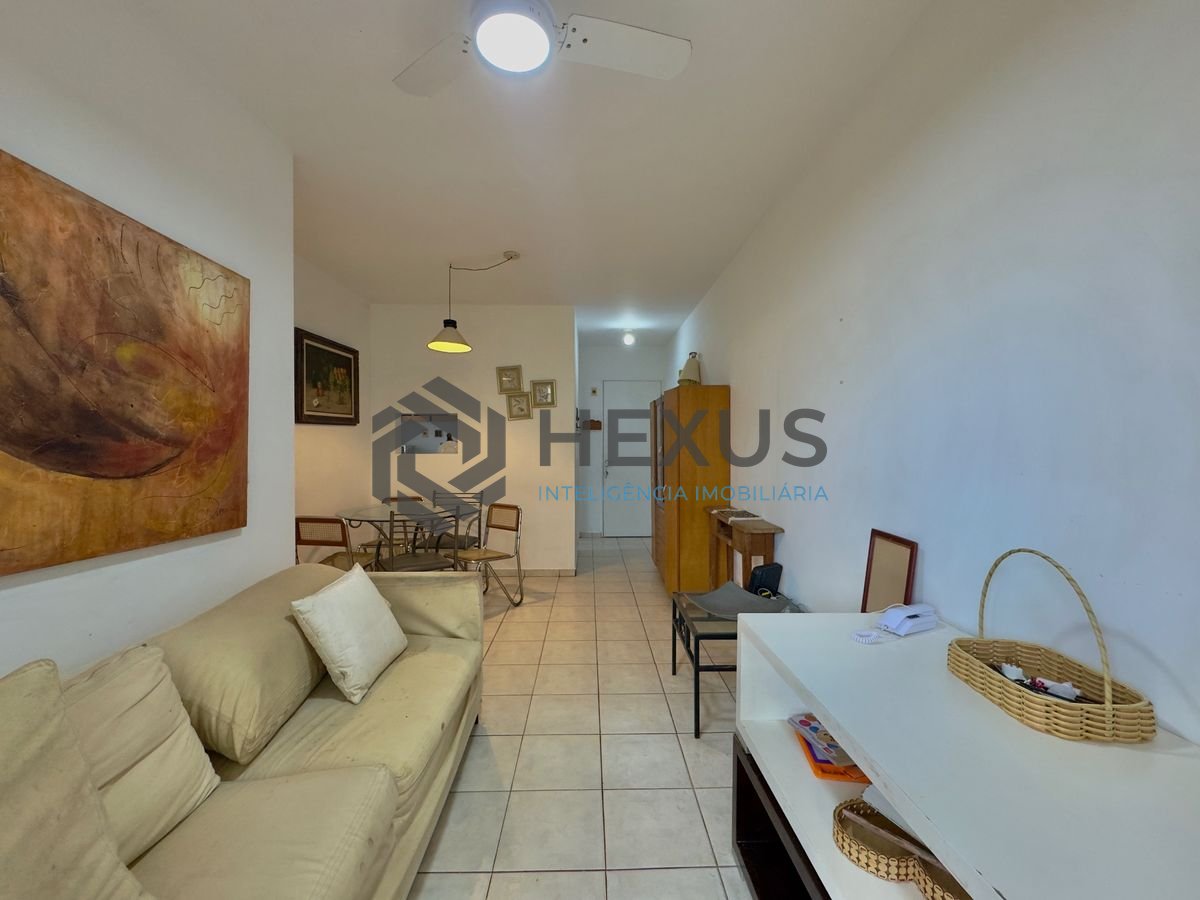 Foto 2 de Apartamento reformado com varanda a 400m da praia na Enseada, Guarujá