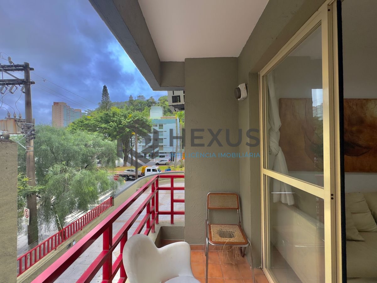 Foto 3 de Apartamento reformado com varanda a 400m da praia na Enseada, Guarujá
