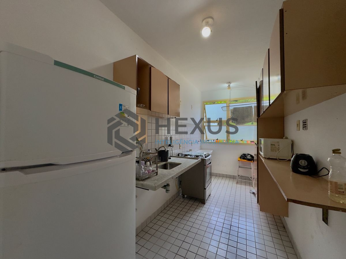 Foto 10 de Apartamento reformado com varanda a 400m da praia na Enseada, Guarujá