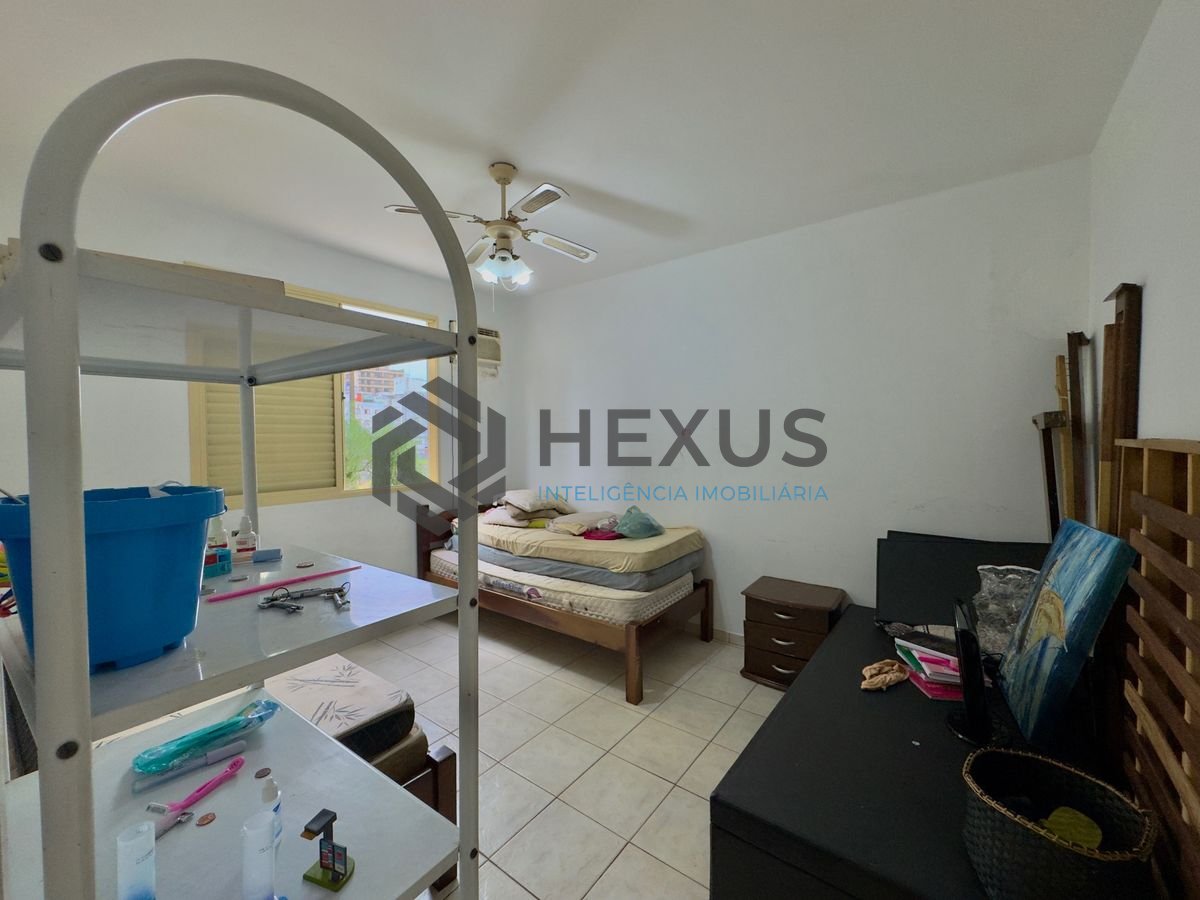 Foto 15 de Apartamento reformado com varanda a 400m da praia na Enseada, Guarujá