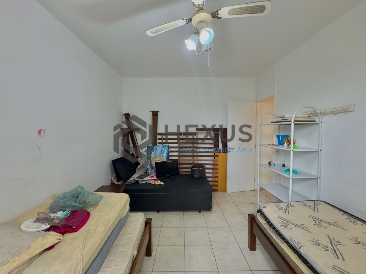 Foto 14 de Apartamento reformado com varanda a 400m da praia na Enseada, Guarujá