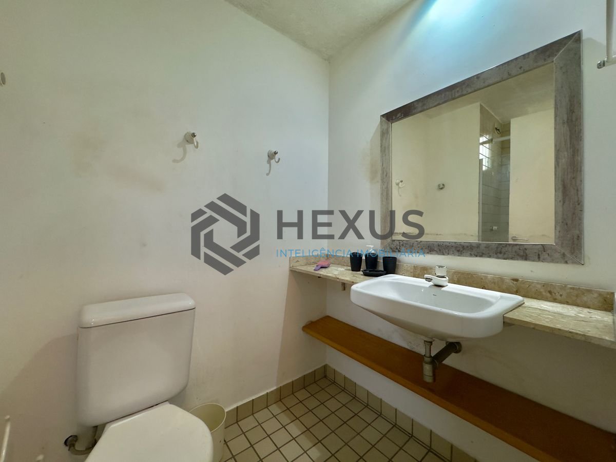 Foto 17 de Apartamento reformado com varanda a 400m da praia na Enseada, Guarujá
