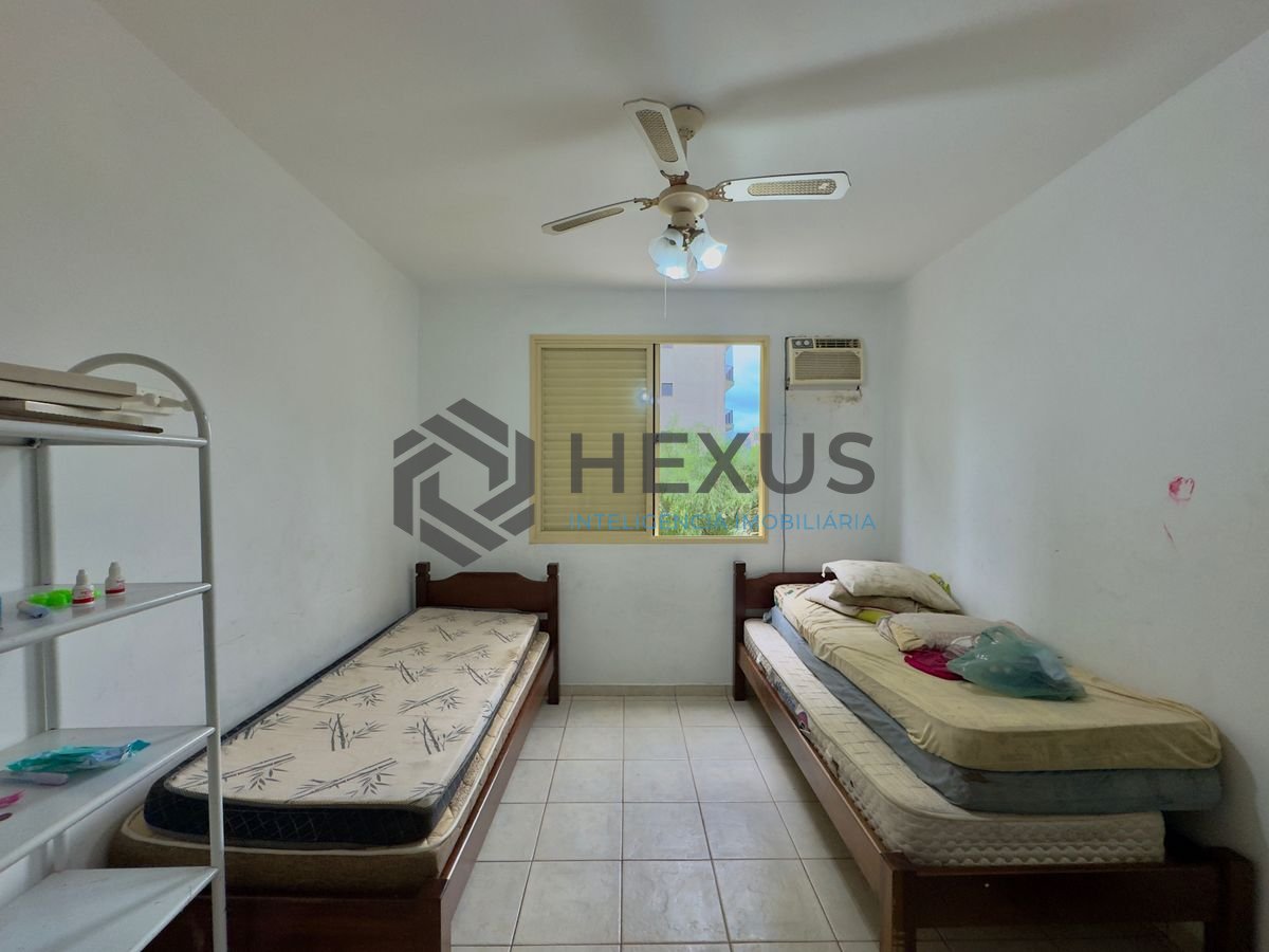 Foto 18 de Apartamento reformado com varanda a 400m da praia na Enseada, Guarujá