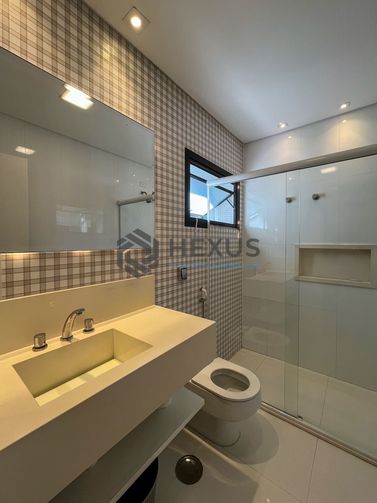 Foto 34 de Apartamento reformado com varanda e lazer a 2 quadras da praia nas Pitangueiras, Guarujá