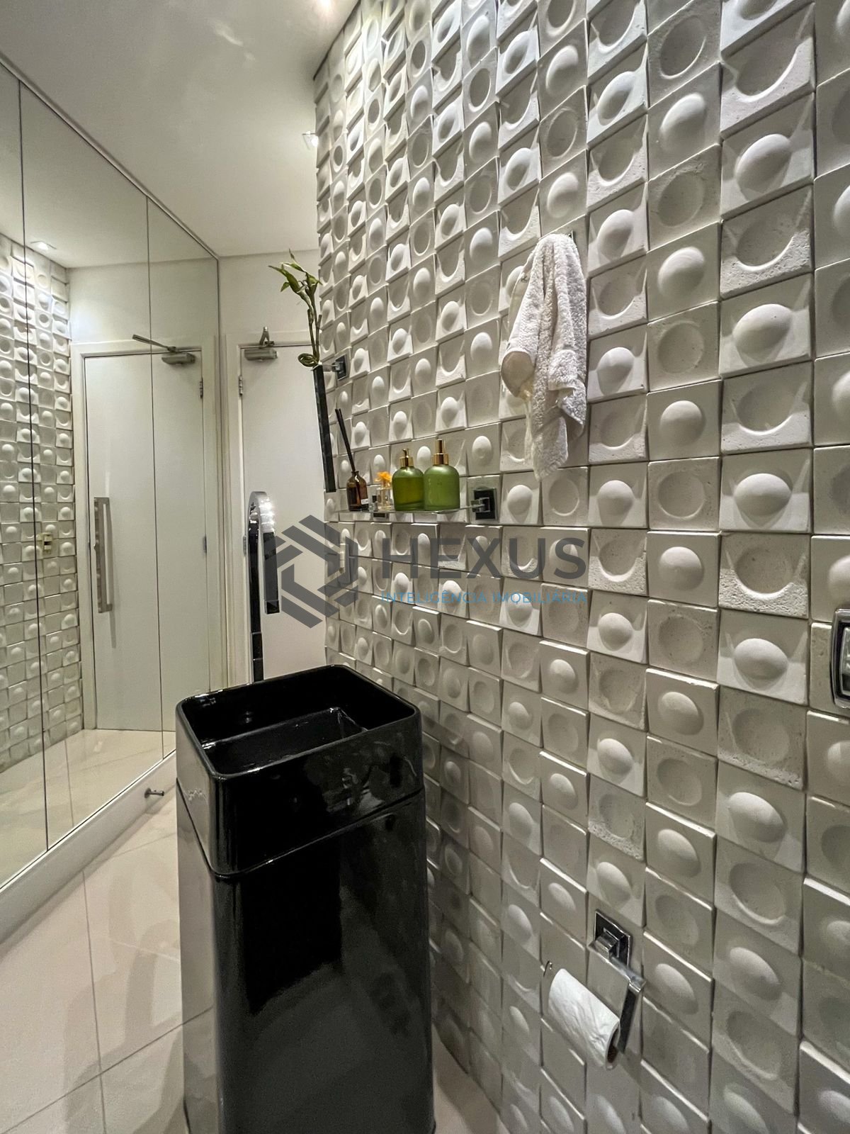 Foto 17 de Apartamento reformado com varanda e lazer a 2 quadras da praia nas Pitangueiras, Guarujá