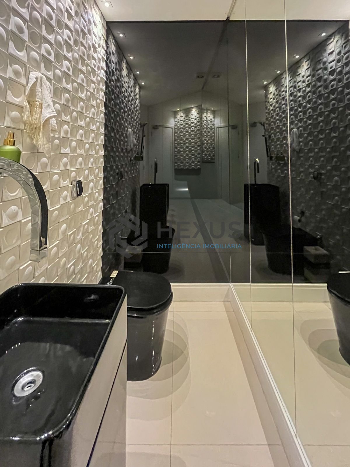 Foto 16 de Apartamento reformado com varanda e lazer a 2 quadras da praia nas Pitangueiras, Guarujá