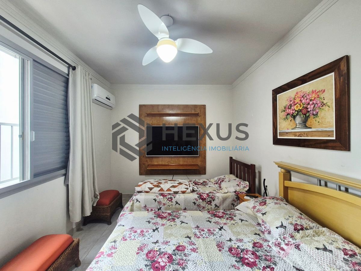 Foto 10 de Apartamento com varanda a 100m da praia na região do Shopping La Plage nas Pitangueiras, Guarujá