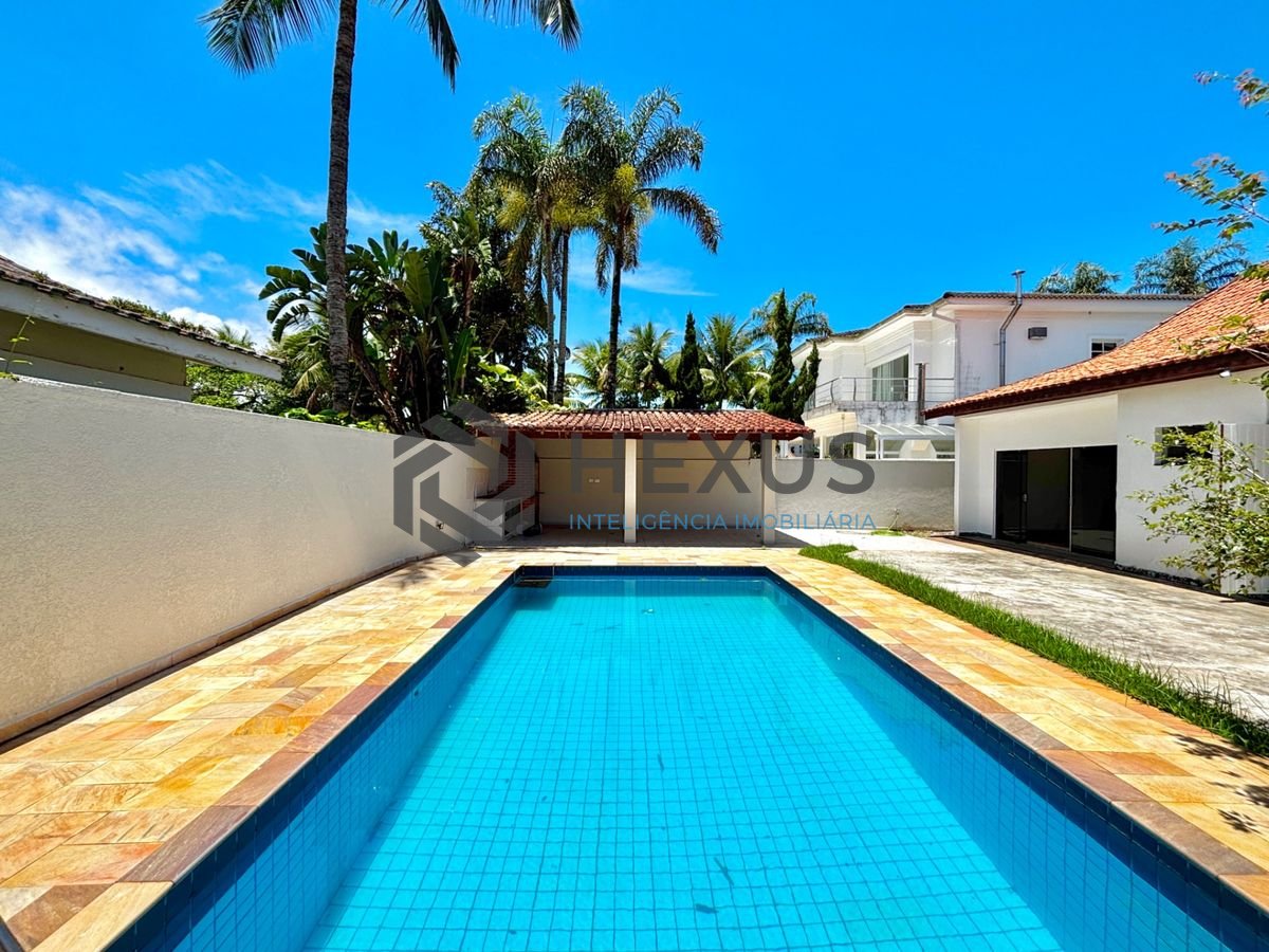 Foto 2 de Casa reformada com piscina e área gourmet no Jardim Acapulco, Guarujá
