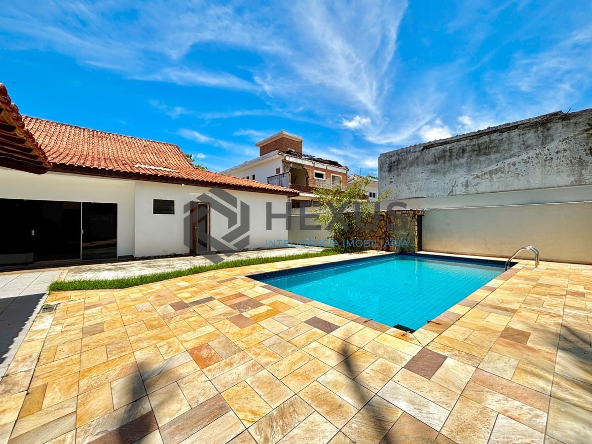 Foto 3 de Casa reformada com piscina e área gourmet no Jardim Acapulco, Guarujá