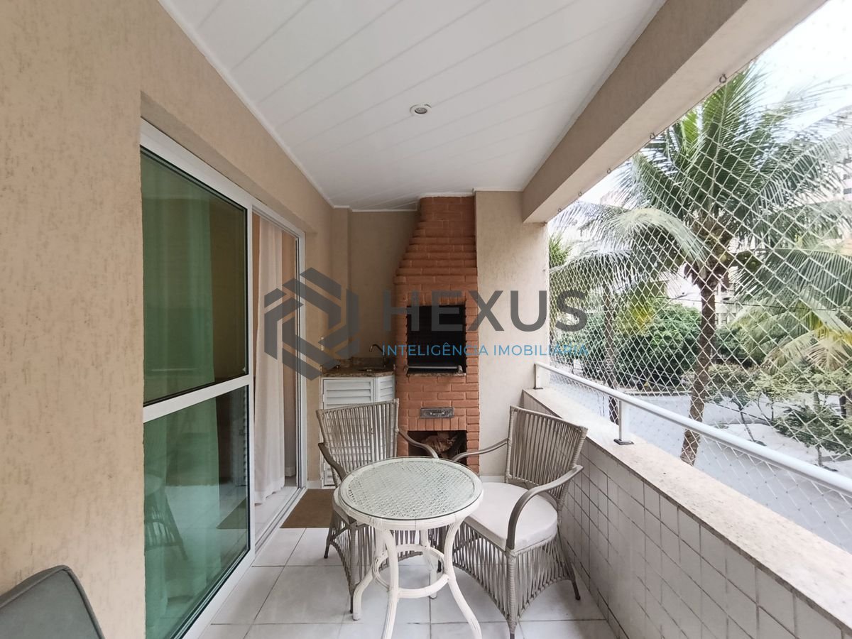 Foto 3 de Apartamento reformado com varanda e lazer a 400m da praia na Enseada, Guarujá
