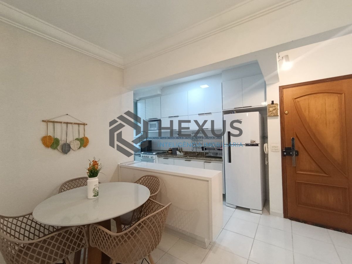 Foto 18 de Apartamento reformado com varanda e lazer a 400m da praia na Enseada, Guarujá
