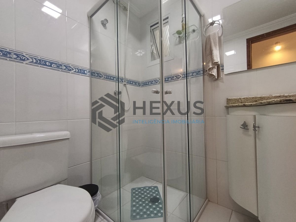 Foto 10 de Apartamento reformado com varanda e lazer a 400m da praia na Enseada, Guarujá