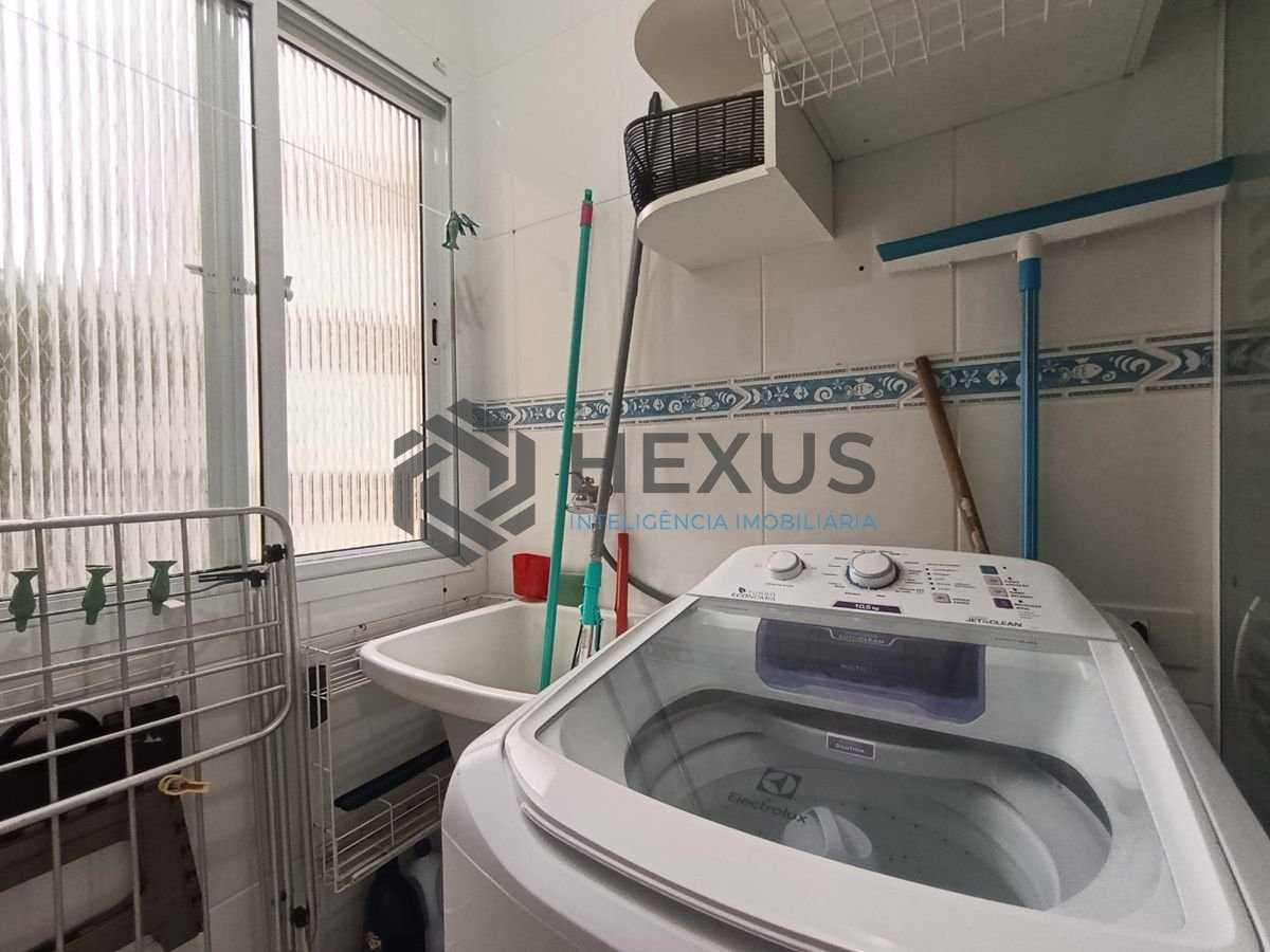 Foto 21 de Apartamento reformado com varanda e lazer a 400m da praia na Enseada, Guarujá