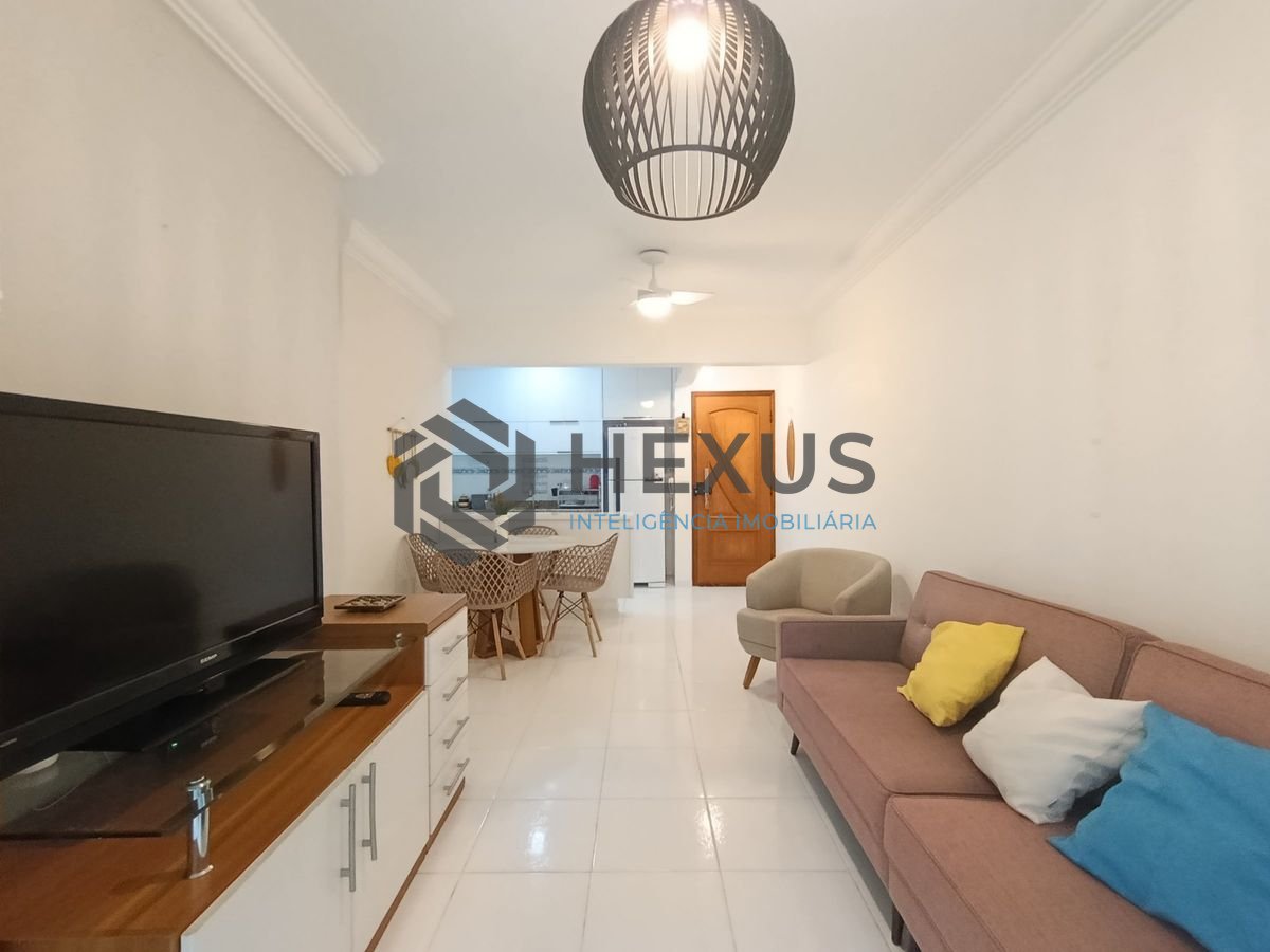 Foto 4 de Apartamento reformado com varanda e lazer a 400m da praia na Enseada, Guarujá