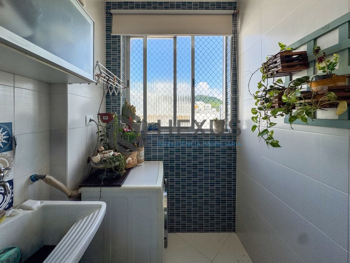Foto 17 de Apartamento com varanda a 2 quadras da praia nas Pitangueiras, Guarujá