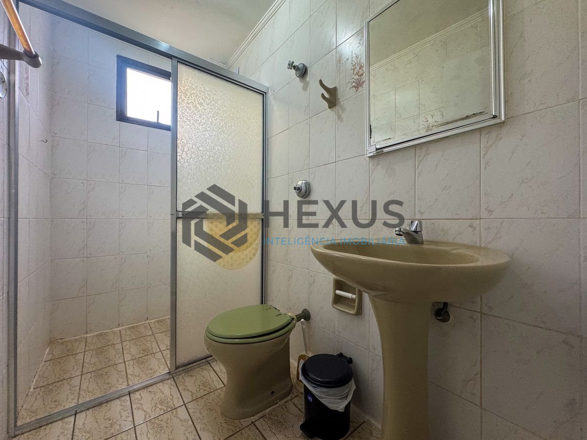 Foto 12 de Apartamento com varanda a 300m da praia no Tombo, Guarujá