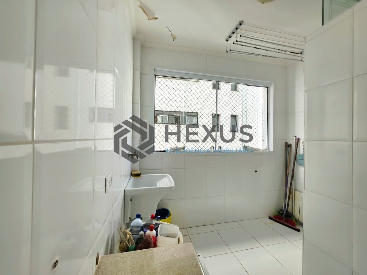 Foto 26 de Apartamento reformado com varanda vista mar a 50m da praia nas Pitangueiras, Guarujá