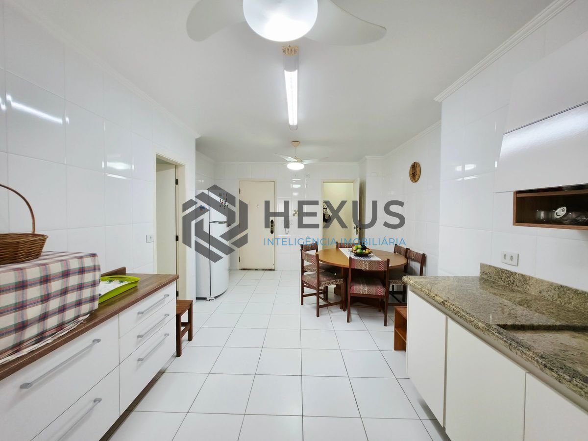 Foto 25 de Apartamento reformado com varanda vista mar a 50m da praia nas Pitangueiras, Guarujá