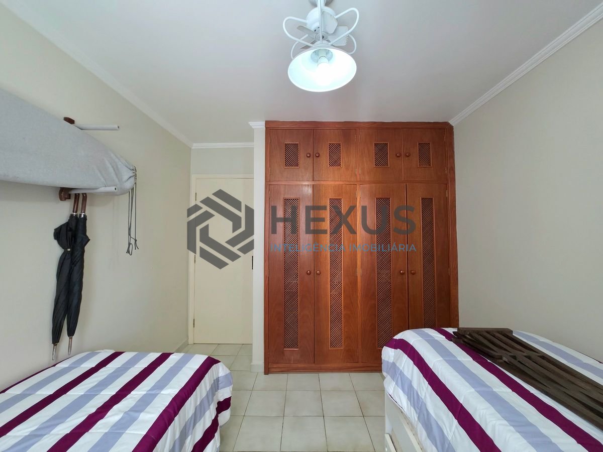 Foto 10 de Apartamento reformado com varanda vista mar a 50m da praia nas Pitangueiras, Guarujá