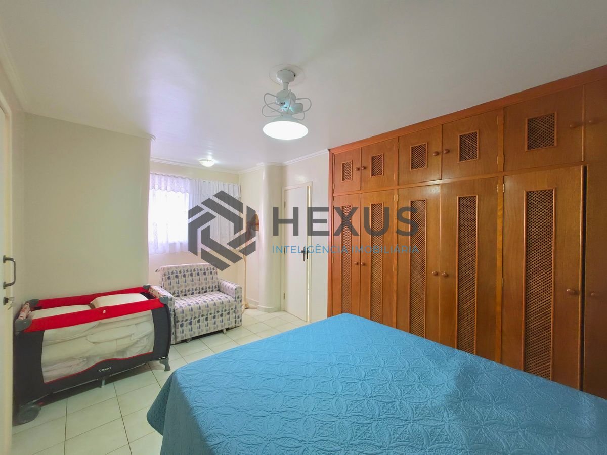 Foto 18 de Apartamento reformado com varanda vista mar a 50m da praia nas Pitangueiras, Guarujá