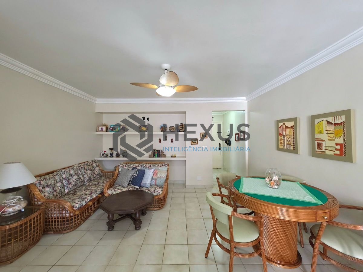 Foto 4 de Apartamento reformado com varanda vista mar a 50m da praia nas Pitangueiras, Guarujá