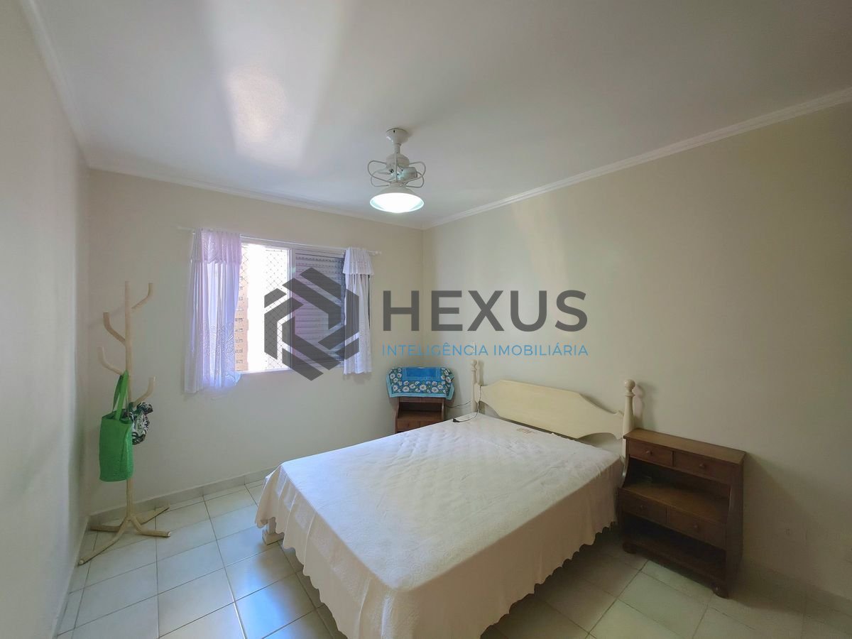 Foto 12 de Apartamento reformado com varanda vista mar a 50m da praia nas Pitangueiras, Guarujá