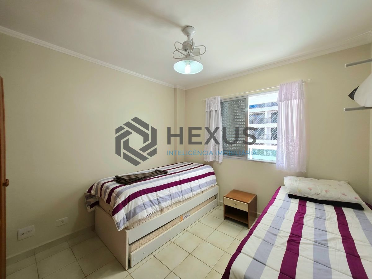 Foto 9 de Apartamento reformado com varanda vista mar a 50m da praia nas Pitangueiras, Guarujá