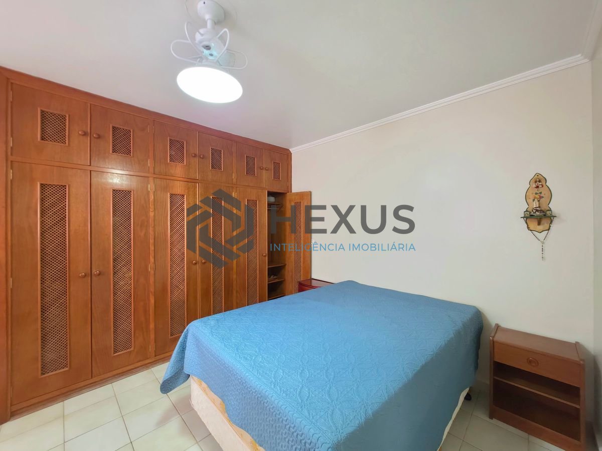Foto 16 de Apartamento reformado com varanda vista mar a 50m da praia nas Pitangueiras, Guarujá
