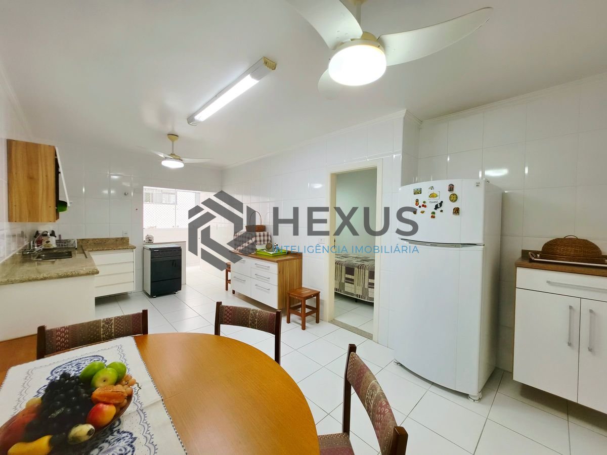 Foto 24 de Apartamento reformado com varanda vista mar a 50m da praia nas Pitangueiras, Guarujá
