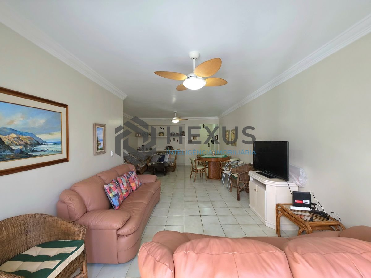 Foto 3 de Apartamento reformado com varanda vista mar a 50m da praia nas Pitangueiras, Guarujá