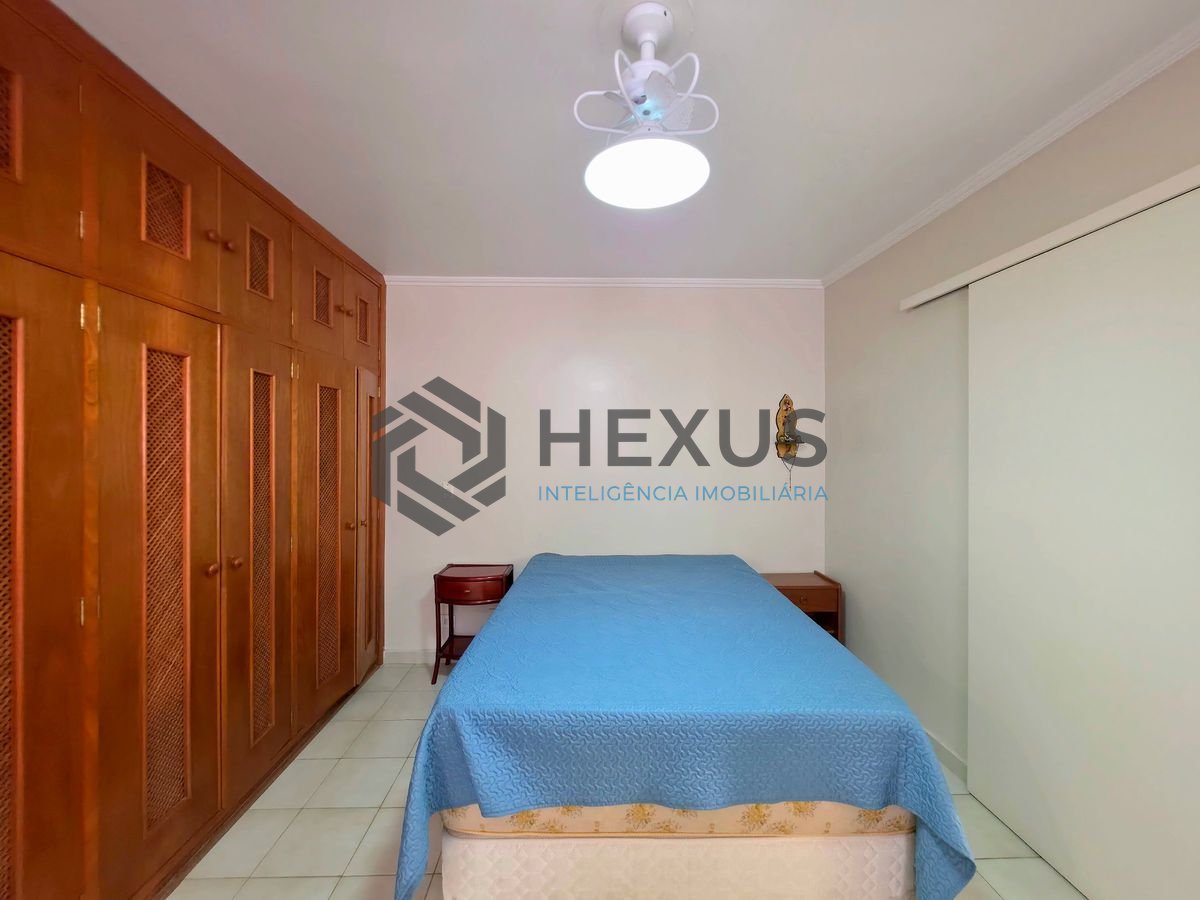 Foto 17 de Apartamento reformado com varanda vista mar a 50m da praia nas Pitangueiras, Guarujá