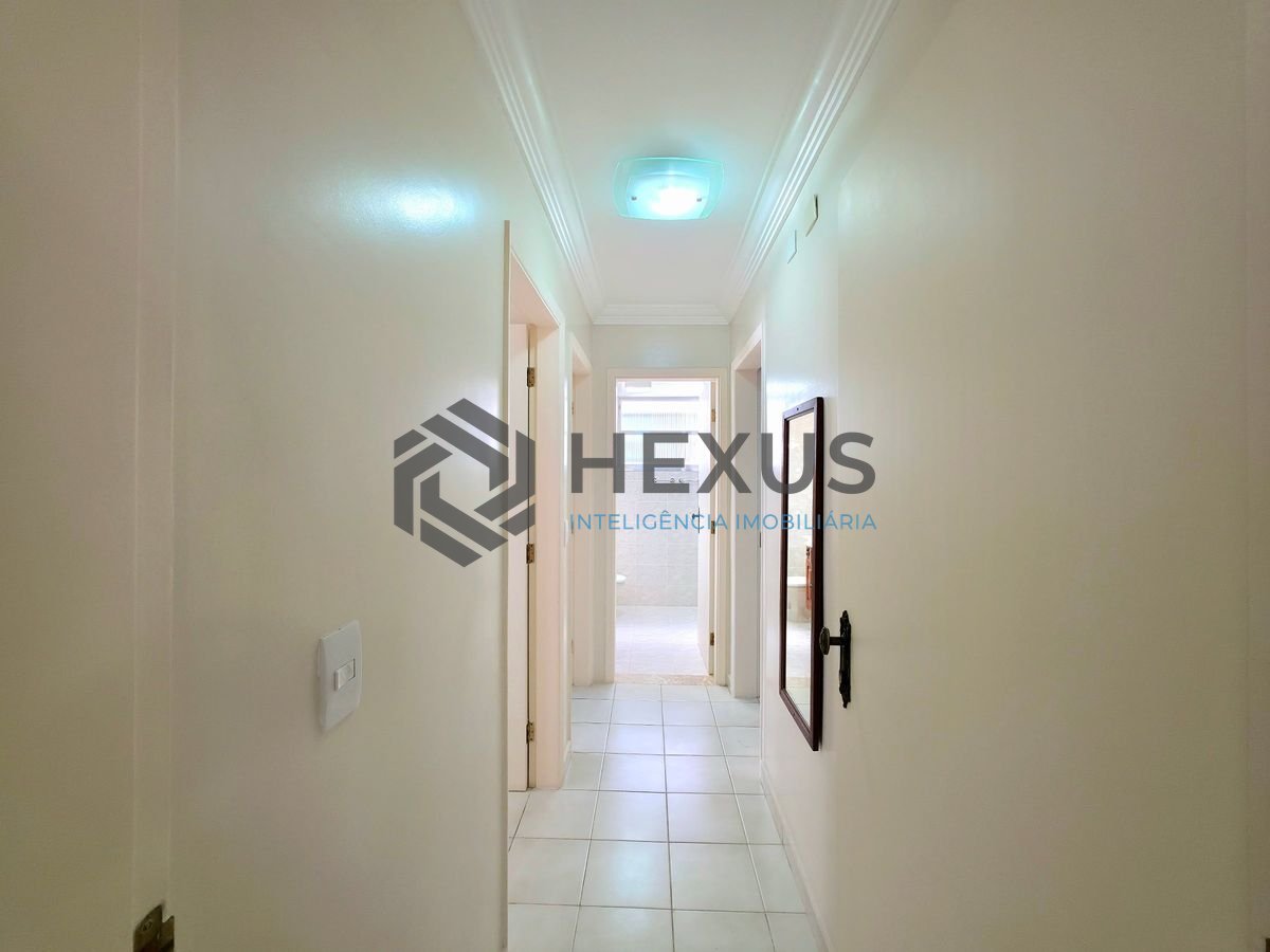 Foto 7 de Apartamento reformado com varanda vista mar a 50m da praia nas Pitangueiras, Guarujá