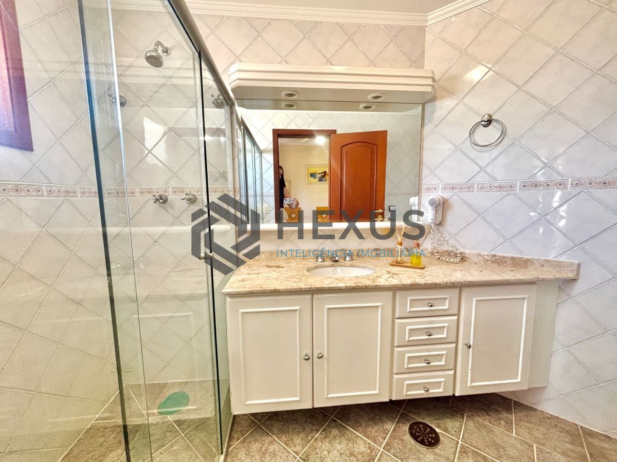 Foto 14 de Casa reformada com piscina e área gourmet no Jardim Acapulco, Guarujá