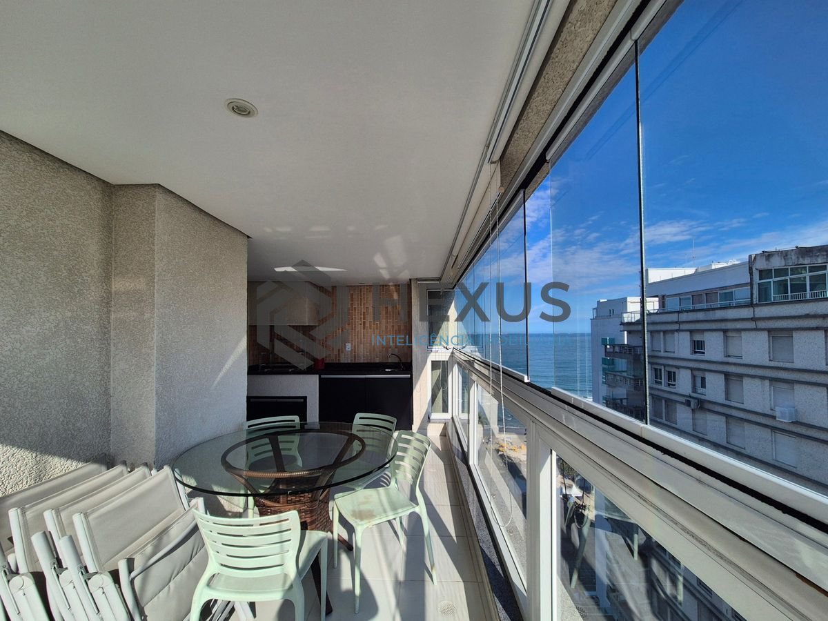 Foto 2 de Apartamento reformado com varanda gourmet vista mar e lazer na beira mar nas Pitangueiras, Guarujá