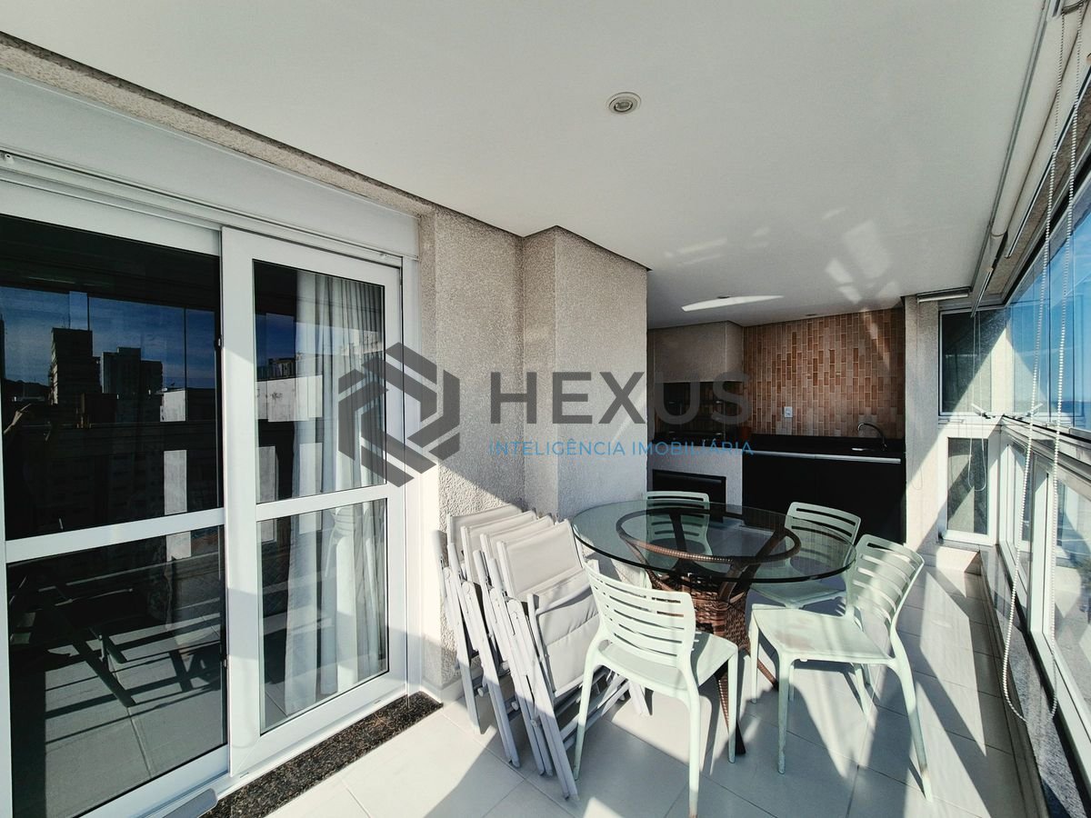 Foto 3 de Apartamento reformado com varanda gourmet vista mar e lazer na beira mar nas Pitangueiras, Guarujá