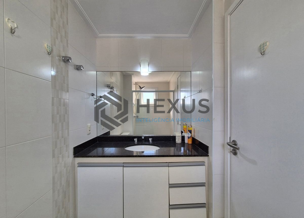 Foto 18 de Apartamento reformado com varanda gourmet vista mar e lazer na beira mar nas Pitangueiras, Guarujá