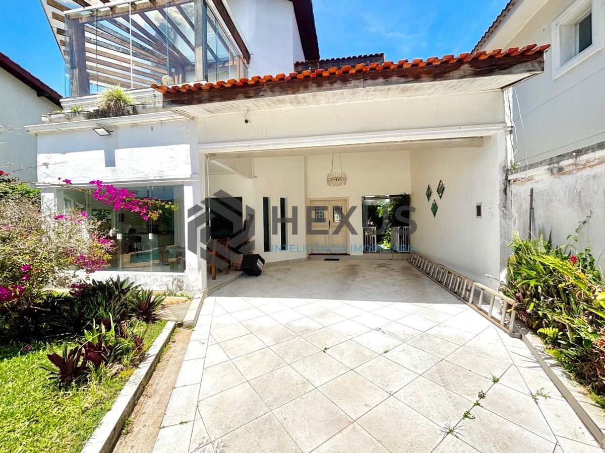 Foto 3 de Casa reformada com piscina e área gourmet no Jardim Acapulco, Guarujá