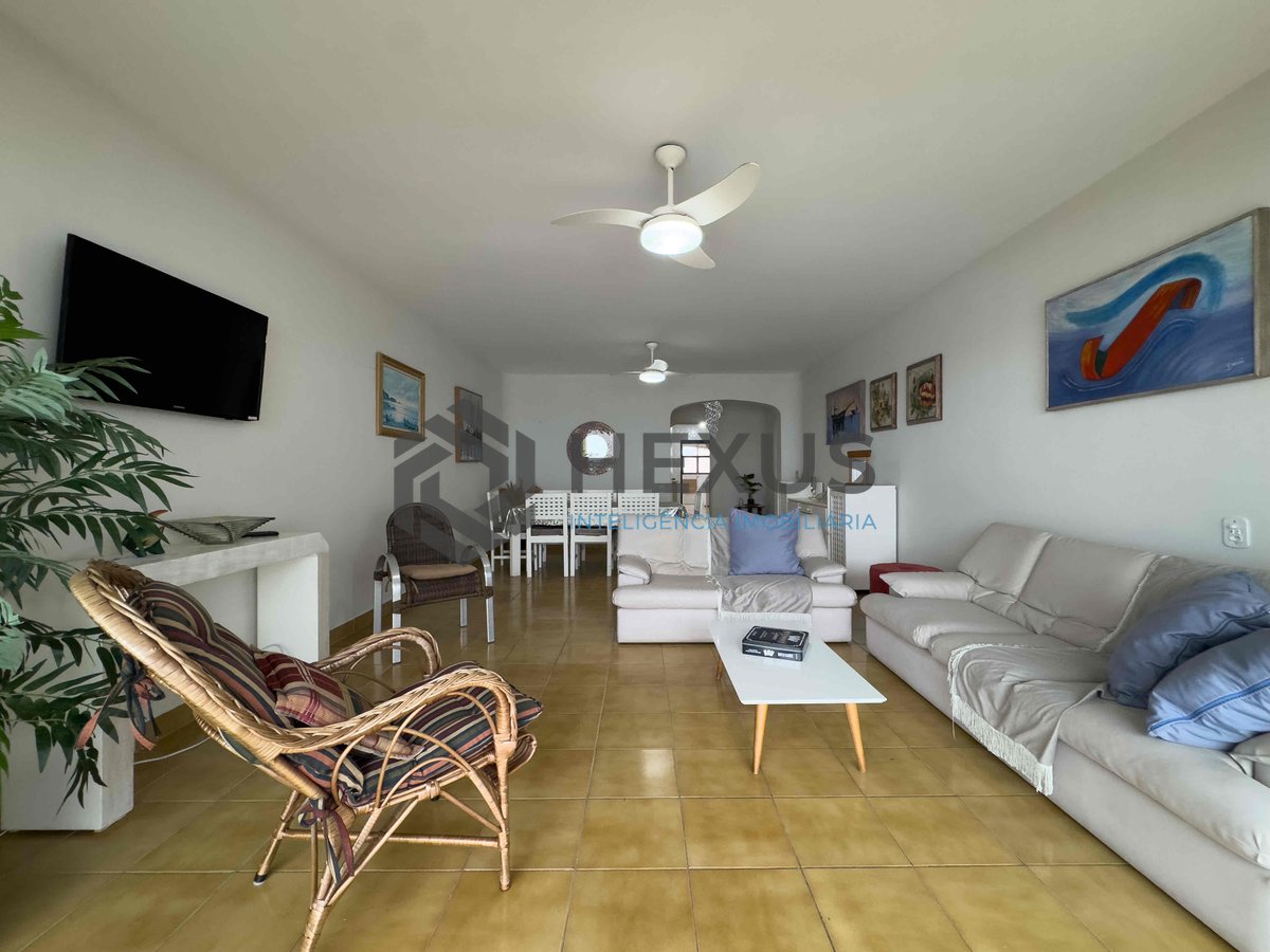 Foto 4 de Apartamento com varanda e vista mar a uma quadra da Praia das Pitangueiras à venda, Guarujá-SP.