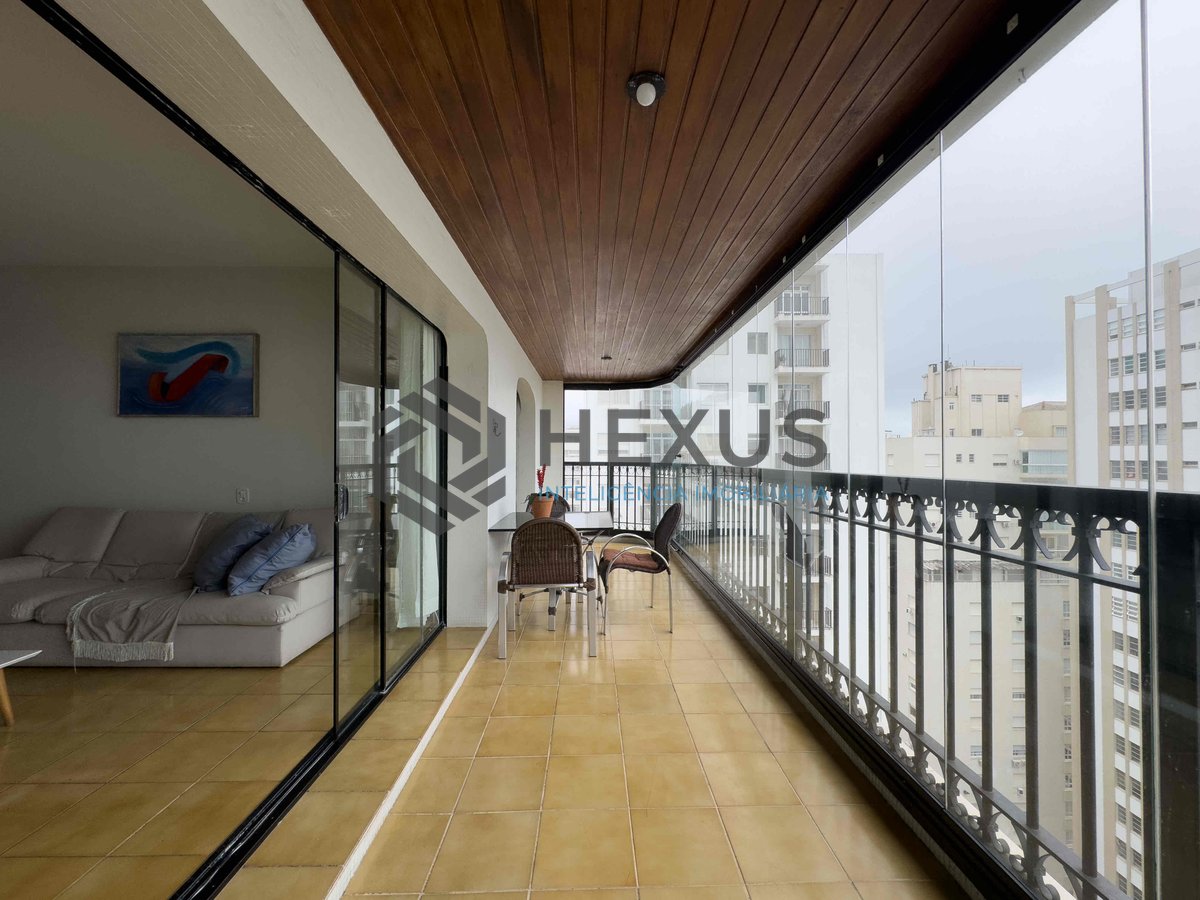 Foto 9 de Apartamento com varanda e vista mar a uma quadra da Praia das Pitangueiras à venda, Guarujá-SP.