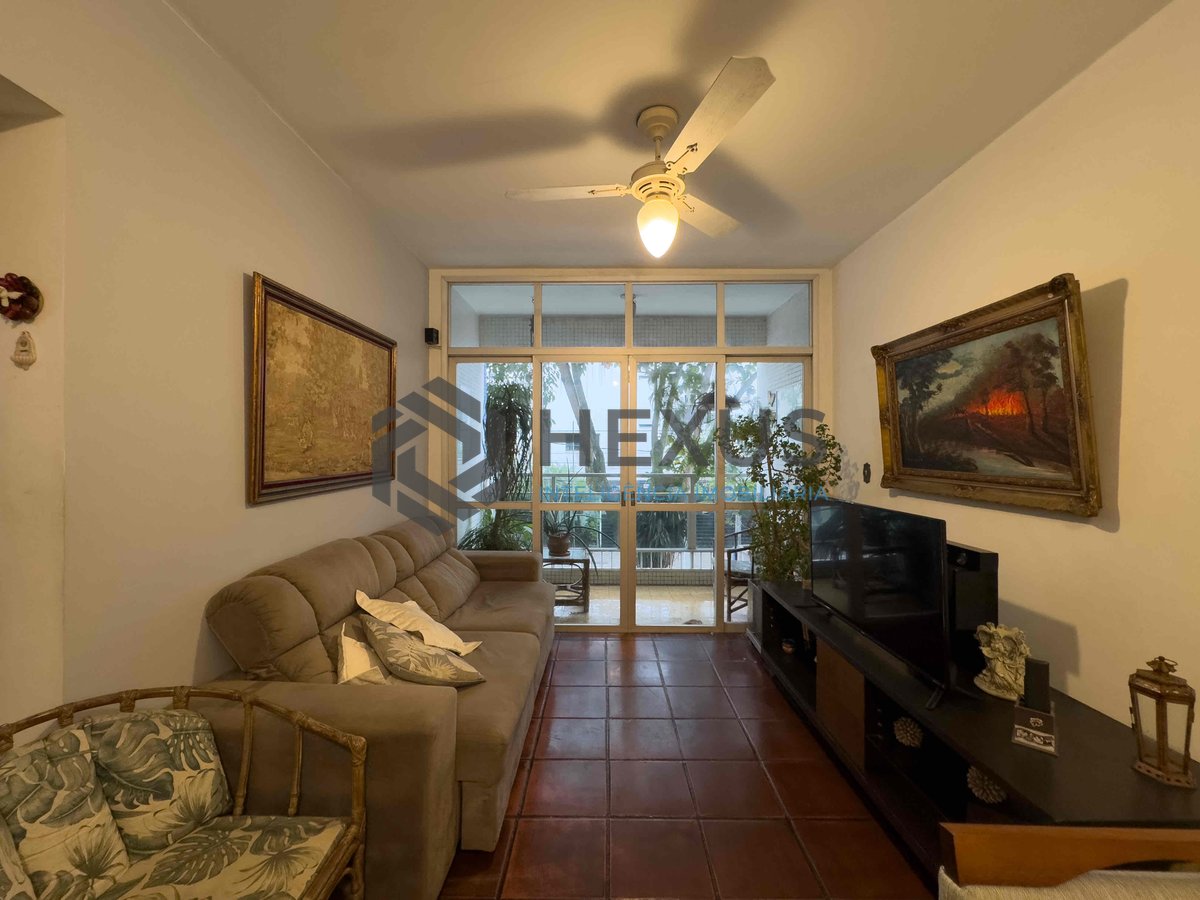 Foto 3 de Apartamento com varanda a 1 quadra do mar na Praia das Pitangueiras, Guaruja
