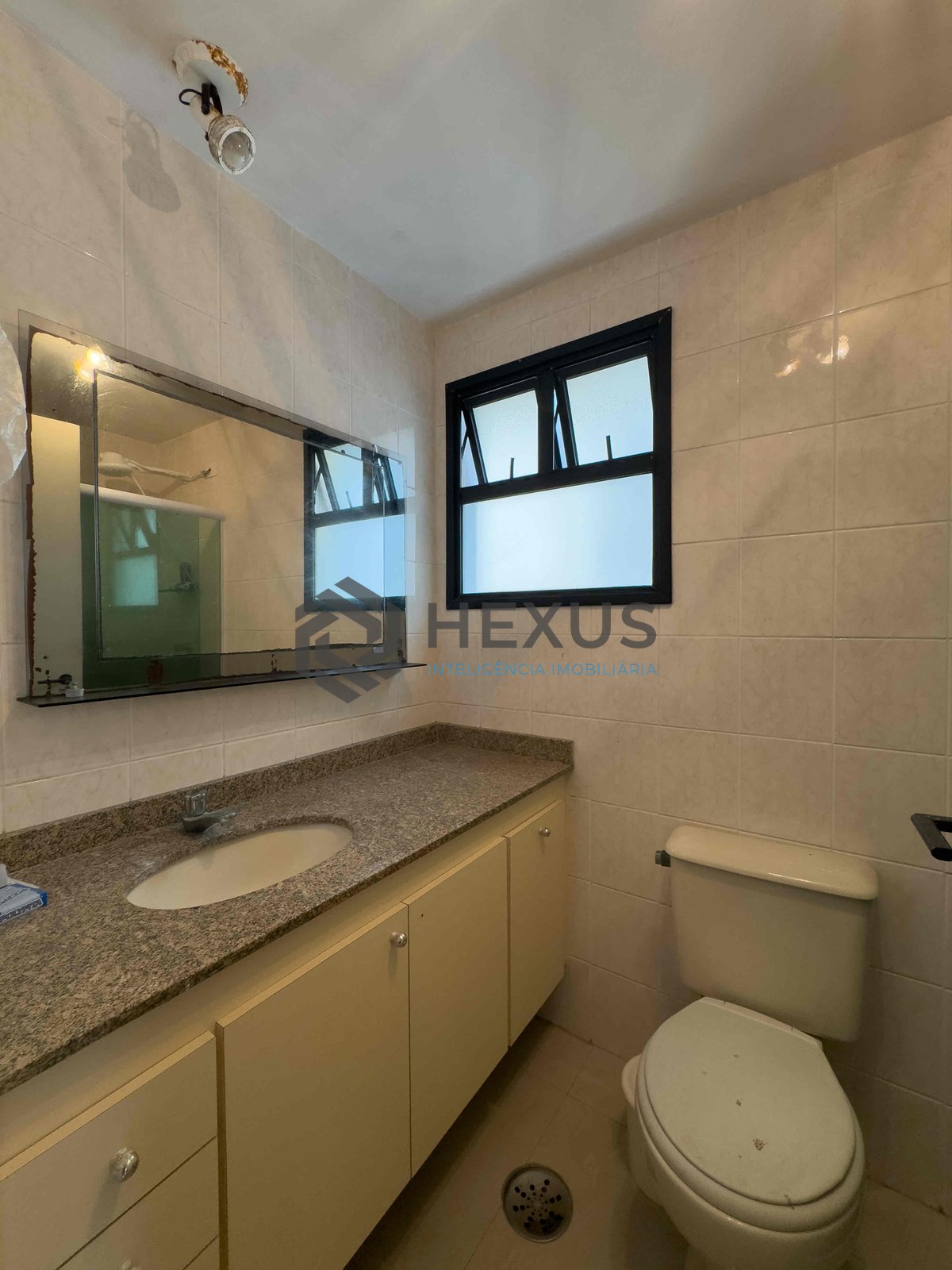 Foto 15 de Apartamento com varanda e lazer na beira mar da Praia das Pitangueiras, Guaruja