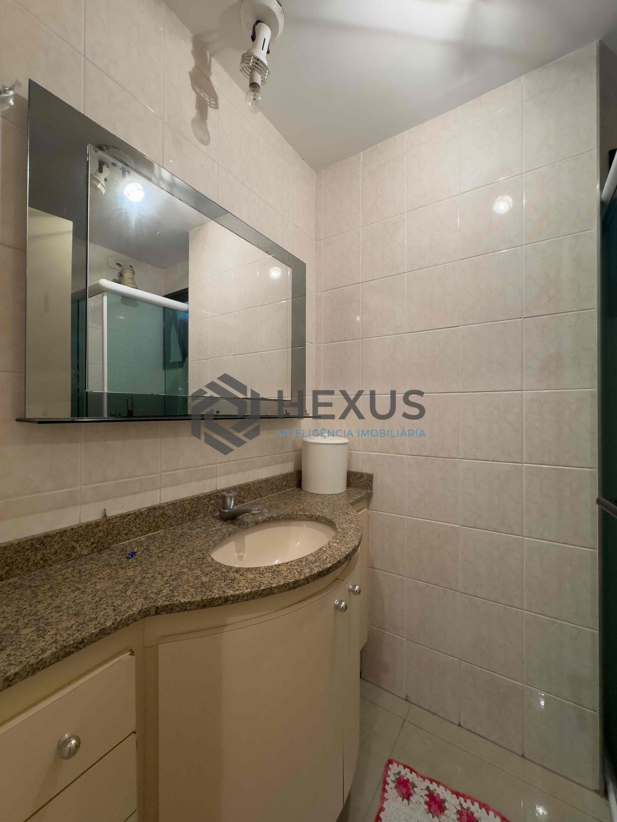 Foto 10 de Apartamento com varanda e lazer na beira mar da Praia das Pitangueiras, Guaruja